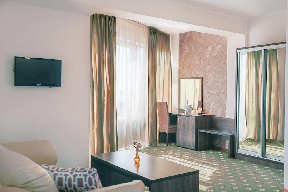אלמטי Golden Palace Hotel מראה חיצוני תמונה
