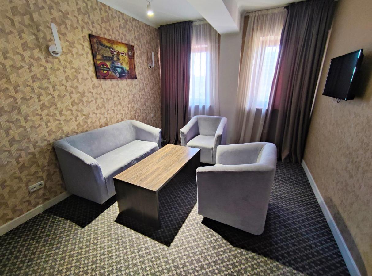 אלמטי Golden Palace Hotel מראה חיצוני תמונה
