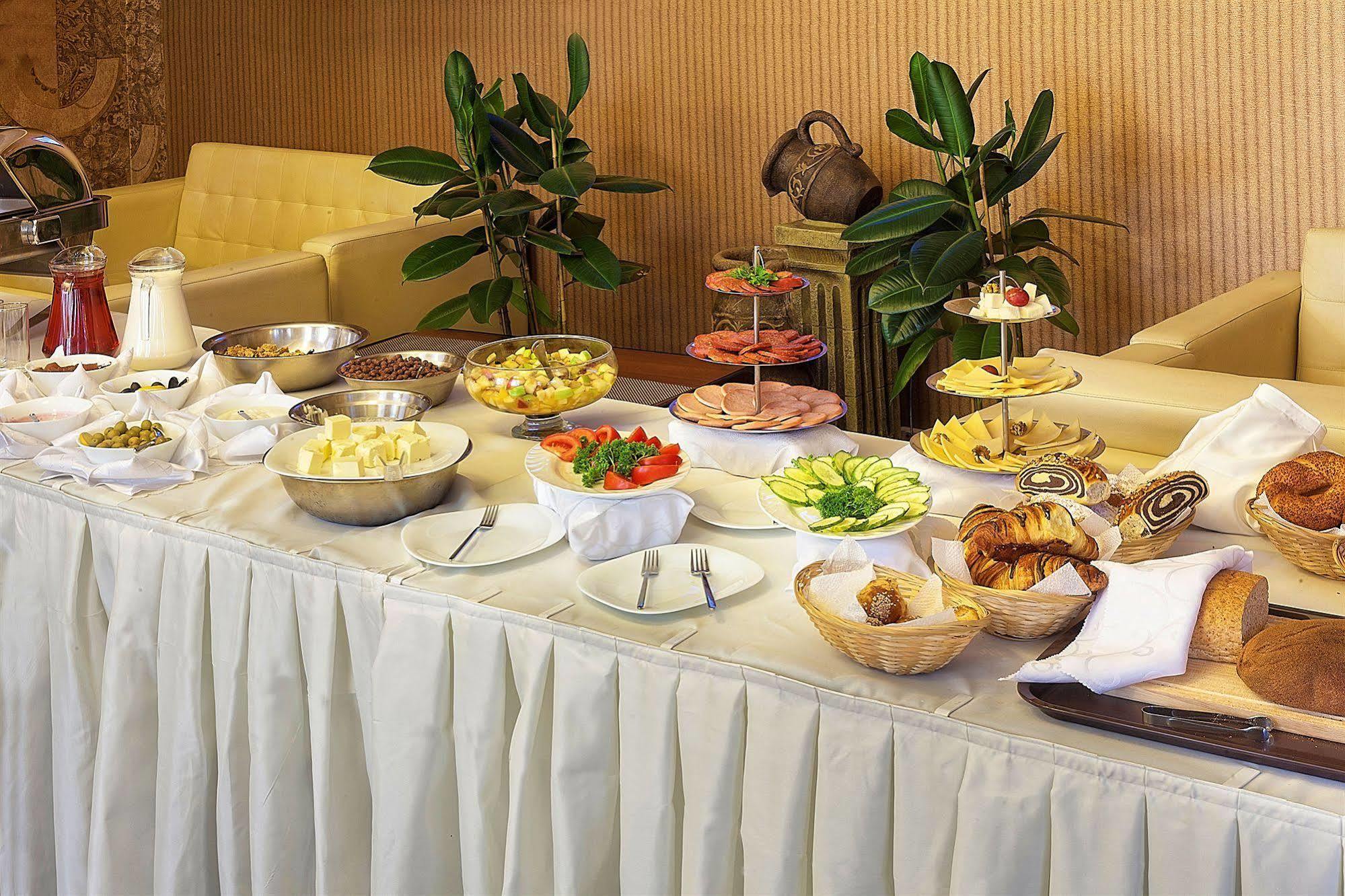 אלמטי Golden Palace Hotel מראה חיצוני תמונה